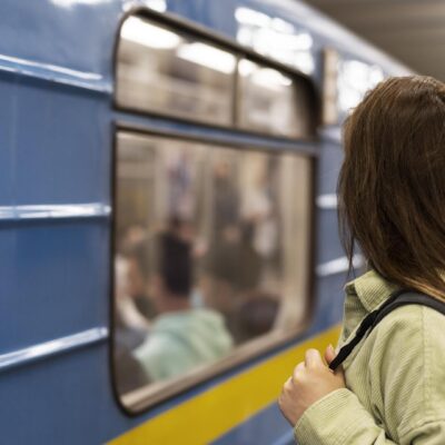 В метро Москвы плакальщицы-аферистки натирали глаза мазью для вымогания денег